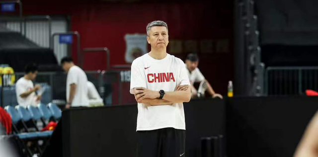 精彩瞬间-中国男篮4分险胜！焦泊乔爆发，王俊杰18分14篮板，徐昕10分